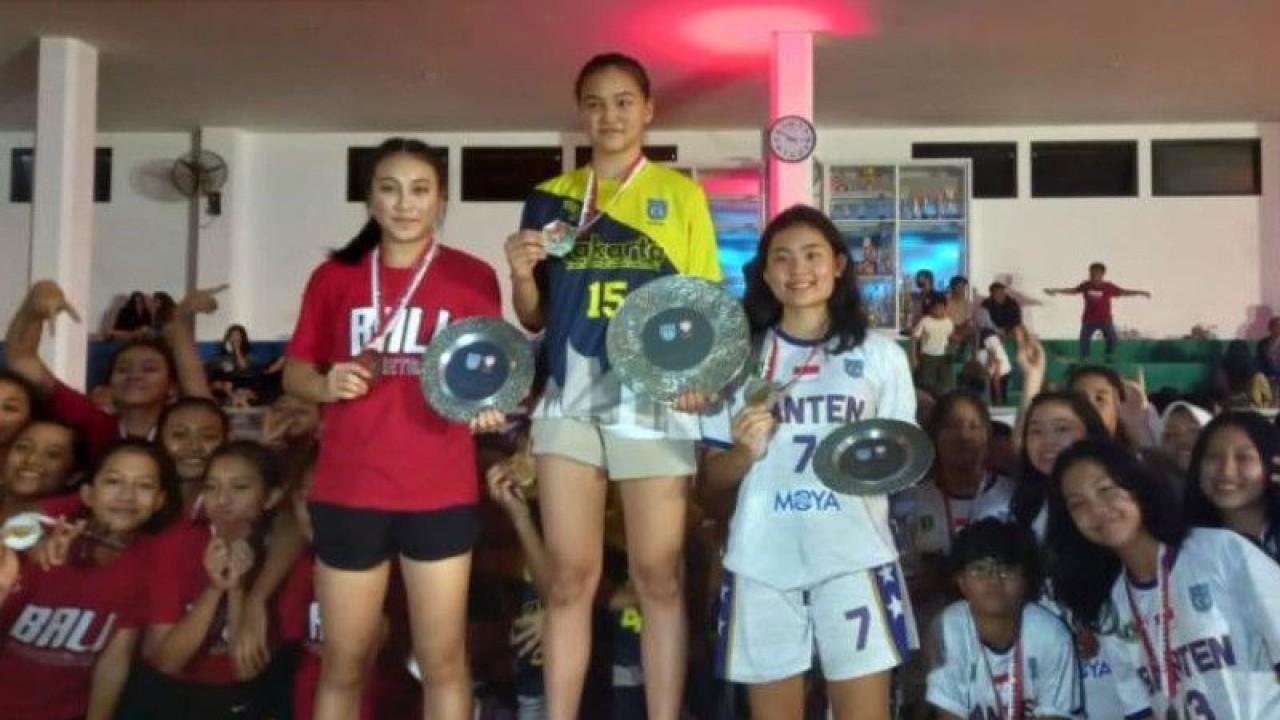 Tim Putri Basket DKI Jakarta berhasil meraih juara I Kejuaraan Nasional (Kejurnas) Bola Basket U-15 di Kota Pangkalpinang Provinsi Kepulauan Bangka Belitung pada Sabtu (14/1/2023). ANTARA/Aprionis