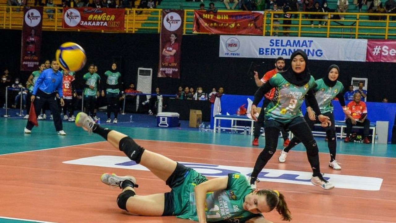 Pebola voli putri Jakarta Elektrik Katerina Zhidkova (kiri) terjatuh saat berusaha membalikkan bola pada pertandingan putaran pertama Proliga 2023 melawan Jakarta BIN di GOR Jalak harupat, Soreang, Kabupaten Bandung, Jawa Barat, Sabtu (7/1/2023). Tim bola voli putri Jakarta BIN berhasil memenangkan pertandingan dengan skor akhir 3-1 (23-25, 21-25, 25-20 dan 31-28). ANTARA FOTO/Raisan Al Farisi/pras.