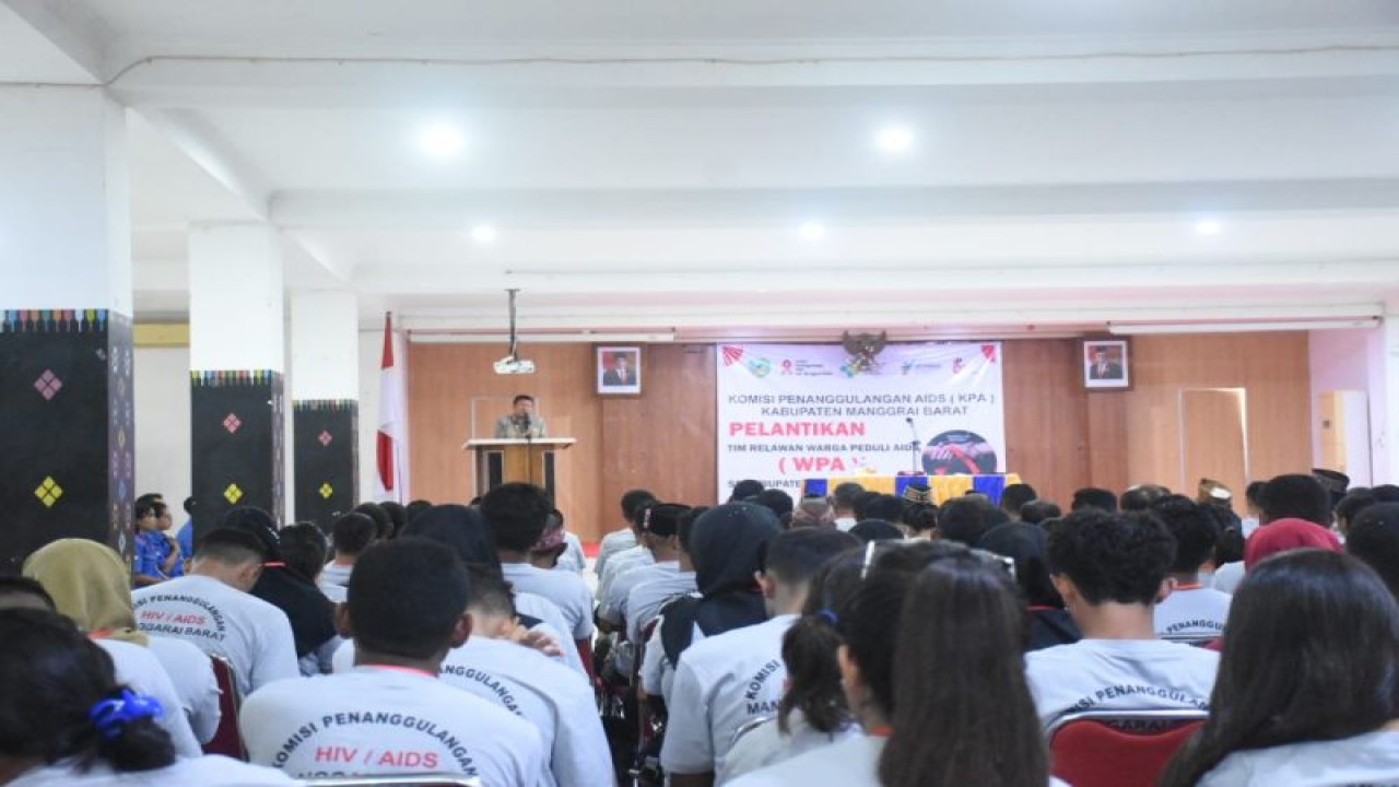 Wakil Bupati Manggarai Barat Yulianus Weng melantik Tim Relawan Warga Peduli AIDS (WPA) Kabupaten Manggarai Barat di Aula Kantor Bupati Manggarai Barat, Kamis (5/1/2023). (ANTARA/HO-Dinas Kominfo Manggarai Barat)