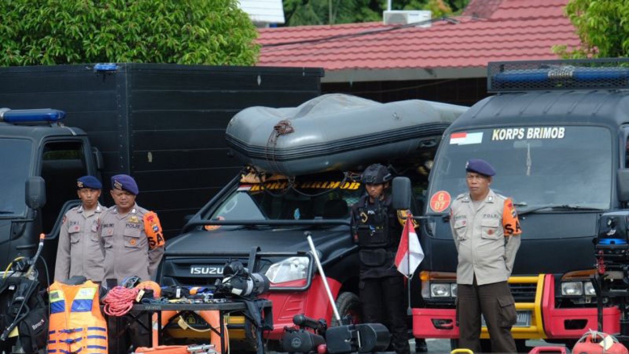 Tim SAR Satuan Brimob Polda Kalsel yang siaga bencana. (ANTARA/Firman)