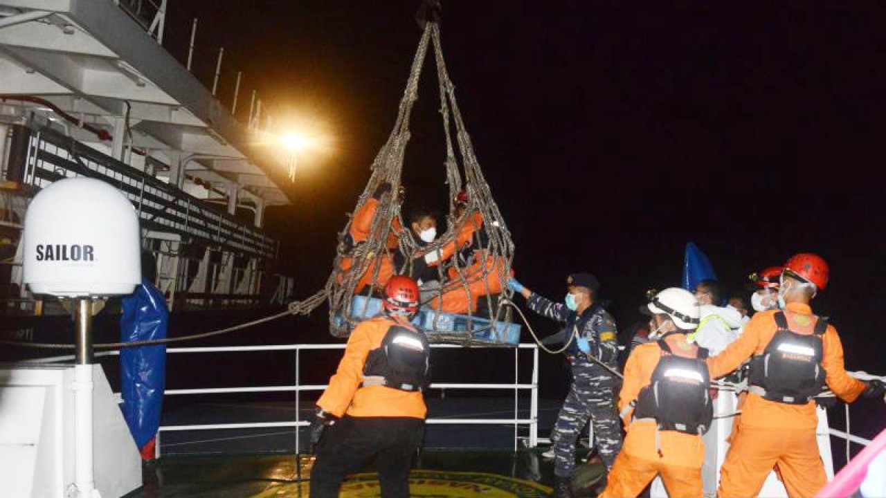Tim SAR mengevakuasi warga negara Myanmar Win Htut dari kapal kargo SM Santos berbendera Kepulauan Marshal ke Kapal Nasional SAR Kresna 232 di perairan Selat Benggala, Kabupaten Aceh Besar, Provinsi Aceh, Selasa (3/1/2023) malam. ANTARA FOTO/Ampelsa