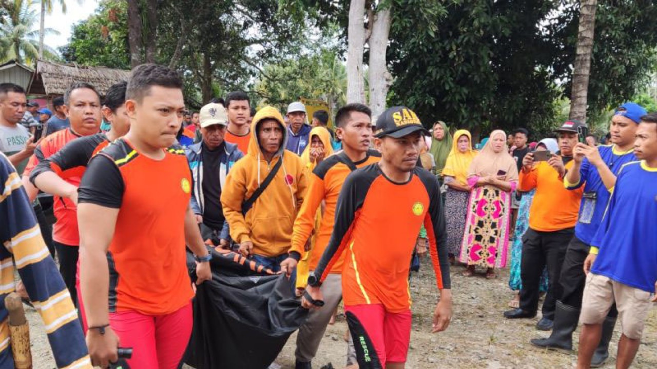 Tim SAR gabungan membawa jenazah korban hanyut di sungai Desa Padengo, Kabupaten Pohuwato, Gorontalo. ANTARA/HO-Basarnas Gorontalo