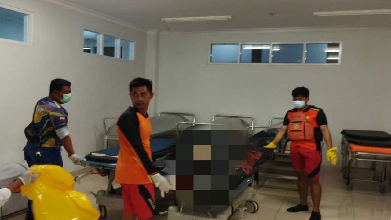 Petugas mengevakuasi nelayan yang ditemukan meninggal dunia di perairan Pantai Barat, Kabupaten Pangandaran, Jawa Barat, Selasa (10/1/2023). (ANTARA/HO-Basarnas)