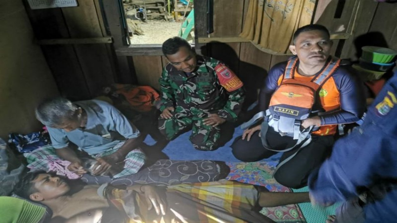 Tim SAR gabungan saat membawa nelayan yang diterjang angin kencang di perairan Kabupaten Buton kepada keluarganya di daerah tersebut usai ditemukan dalam keadaan selamat, Rabu (11/1/2023) malam. (ANTARA/HO-Humas Basarnas Kendari)