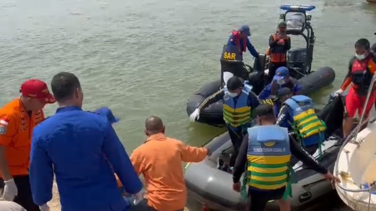 Tim SAR mengevakuasi jasad AKB yang tenggelam di Kabupaten Karimun Kepulauan Riau, Kamis (12/1/2023). (ANTARA/HO-Humas Basarnas Tanjungpinang)