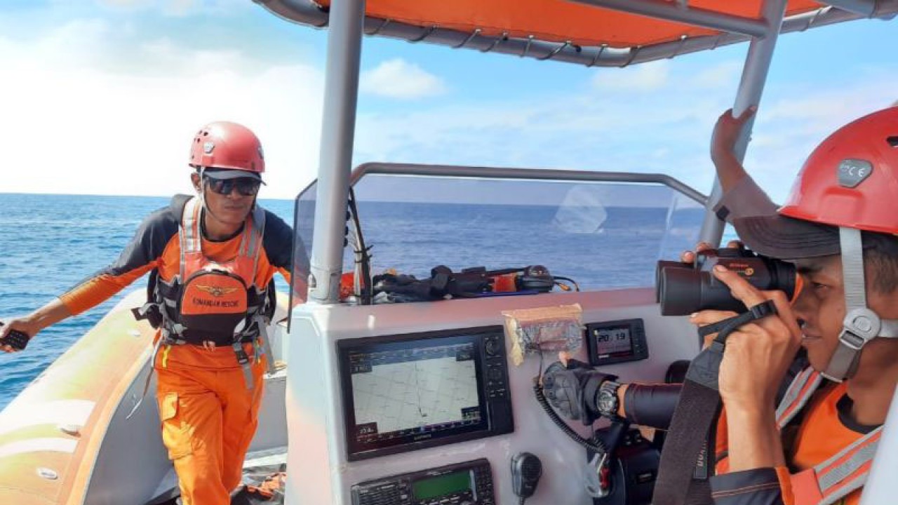 Tim SAR saat mencari keberadaan Kapal MV DAI CAT 06 yang hilang di laut Pulau Muri, Serasan, Natuna, Kepri, Kamis (12/1). (ANTARA/Cherman)