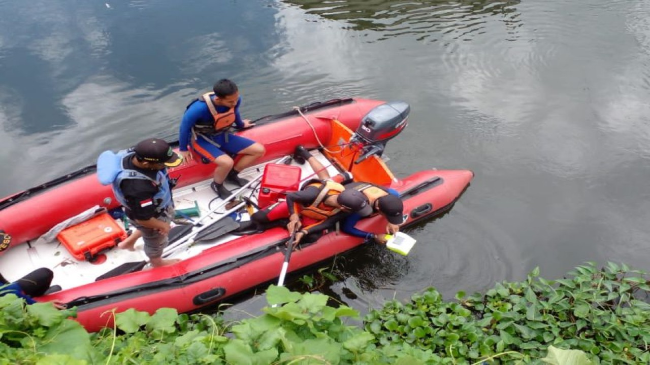 Tim SAR mencari pemuda yang dilaporkan jatuh di DAS Tondano di Kabupaten Minahasa, Sulawesi Utara. (ANTARA/HO-Humas Basarnas Manado)