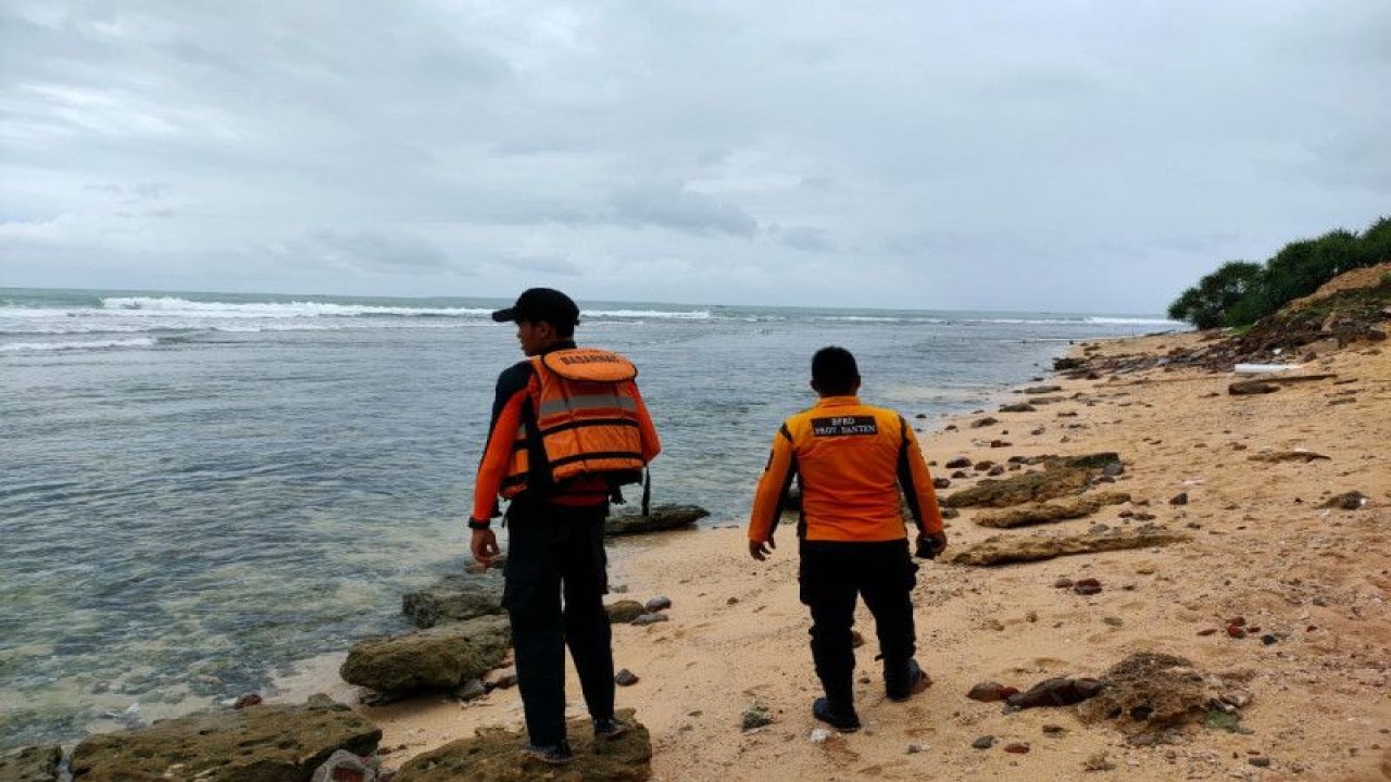 Tim SAR Banten tengah melakukan pemantauan menghilangnya nakhoda KM Dimas di perairan Lebak, tepatnya pesisir Pantai Cihara. ANTARA/HO-Basarnas.