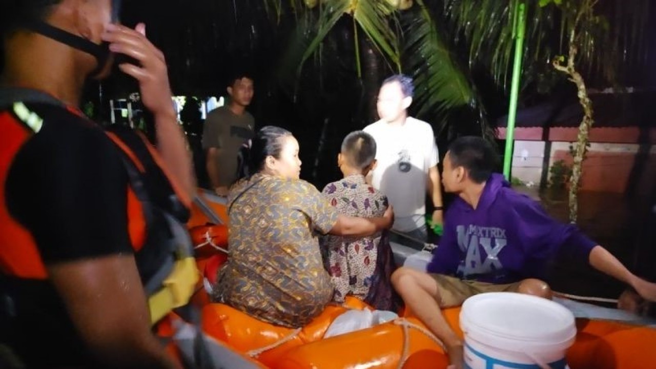 Tim SAR mengevakuasi warga yang lingkungan permukimannya kebanjiran di Kabupaten Bengkulu Tengah, Provinsi Bengkulu. (ANTARA/HO Basarnas Bengkulu)