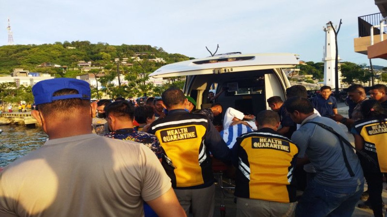 Tim SAR Gabungan telah mengevakuasi 19 penumpang kapal wisata KLM Tiana Liveaboard yang tenggelam di Perairan Batu Tiga, Labuan Bajo, Manggarai Barat, Nusa Tenggara Timur, Sabtu (21/1/2023). (ANTARA/Fransiska Mariana Nuka)