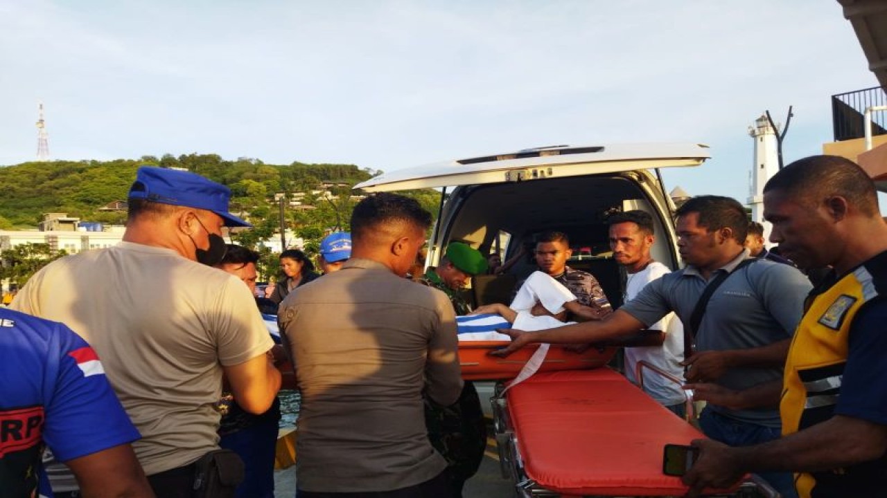 Tim SAR Gabungan mengevakuasi korban kecelakaan kapal tenggelam di Dermaga Labuan Bajo, Manggarai Barat, NTT, Sabtu (21/1/2023). ANTARA/Fransiska Mariana Nuka