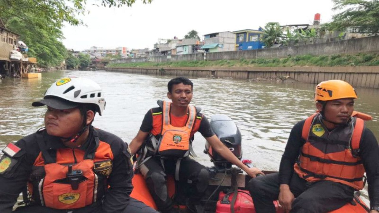 Tim SAR gabungan melakukan pencarian anak berusia 13 tahun yang diduga tenggelam di Kali Ciliwung, Jakarta, Selasa (24/1/2023). ANTARA/SAR Jakarta
