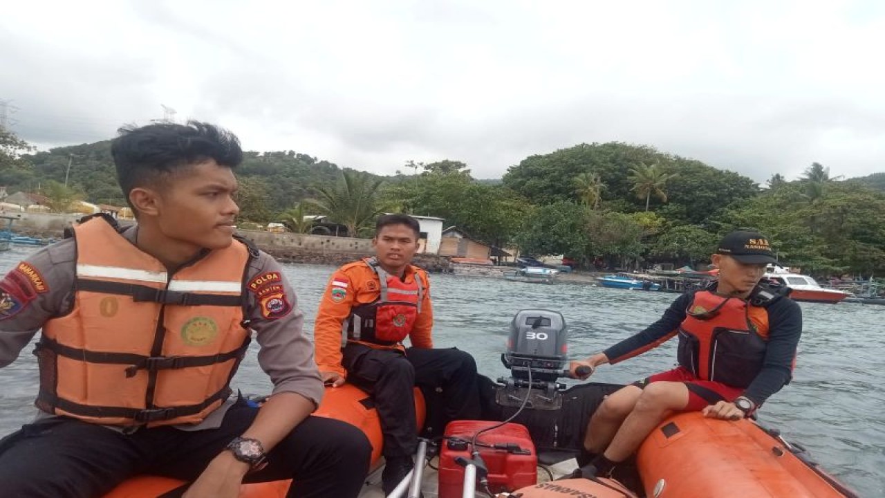 Tim Pencarian dan Pertolongan atau SAR kembali melakukan penyisiran wisatawan asal Kabupaten Tangerang yang terseret ombak di Pantai Ciantir Kawasan Sawarna Kabupaten Lebak. ANTARA/HO-Basarnas Banten.