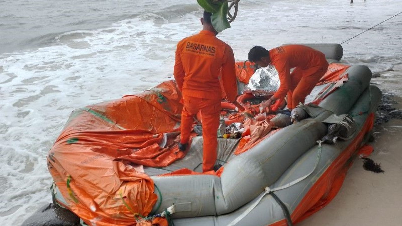 Tim SAR sedang bersiap melakukan pencarian korban kru kapal Tugboat Muara Sejati (ANTARA/Ho Basarnas Babel)