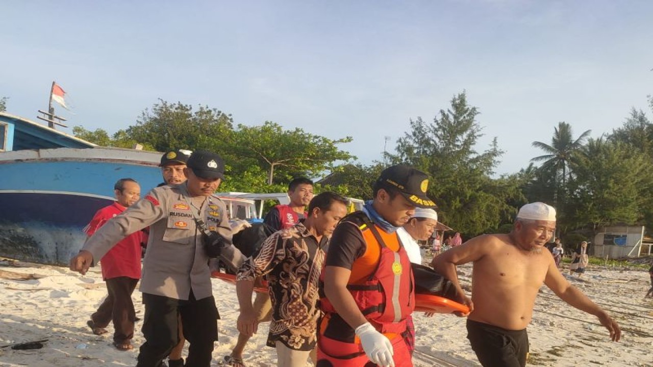 Tim SAR gabungan mengevakuasi jenazah Aldin Nauval Firas Qani (22), dari perairan Gili Air ke Pelabuhan Bangsal, Kecamatan Pemenang, Kabupaten Lombok Utara, Nusa Tenggara Barat, Rabu (11/1/2023). ANTARA/HO-Basarnas