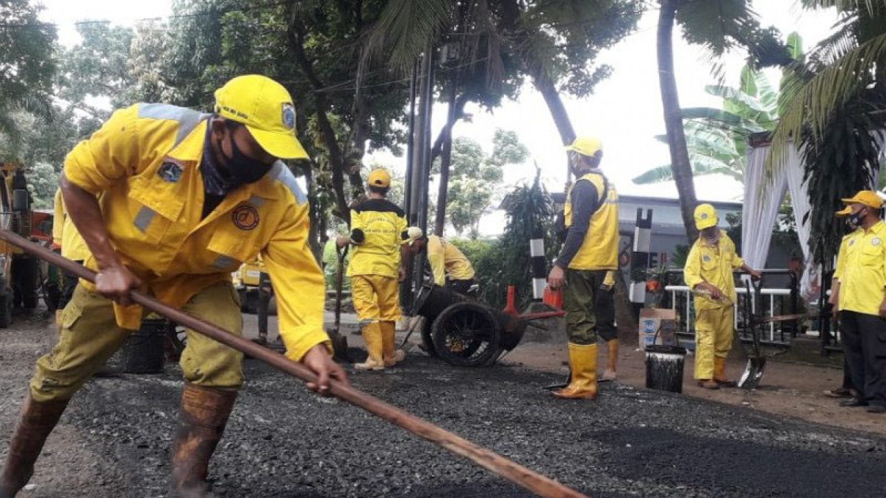 Arsip Foto - Tim Suku Dinas Bina Marga Jaksel memperbaiki jalan berlubang di sejumlah titik di Jakarta Selatan, Kamis (18/3/2021). (ANTARA/HO-Sudin Kominfotik Jakarta Selatan)