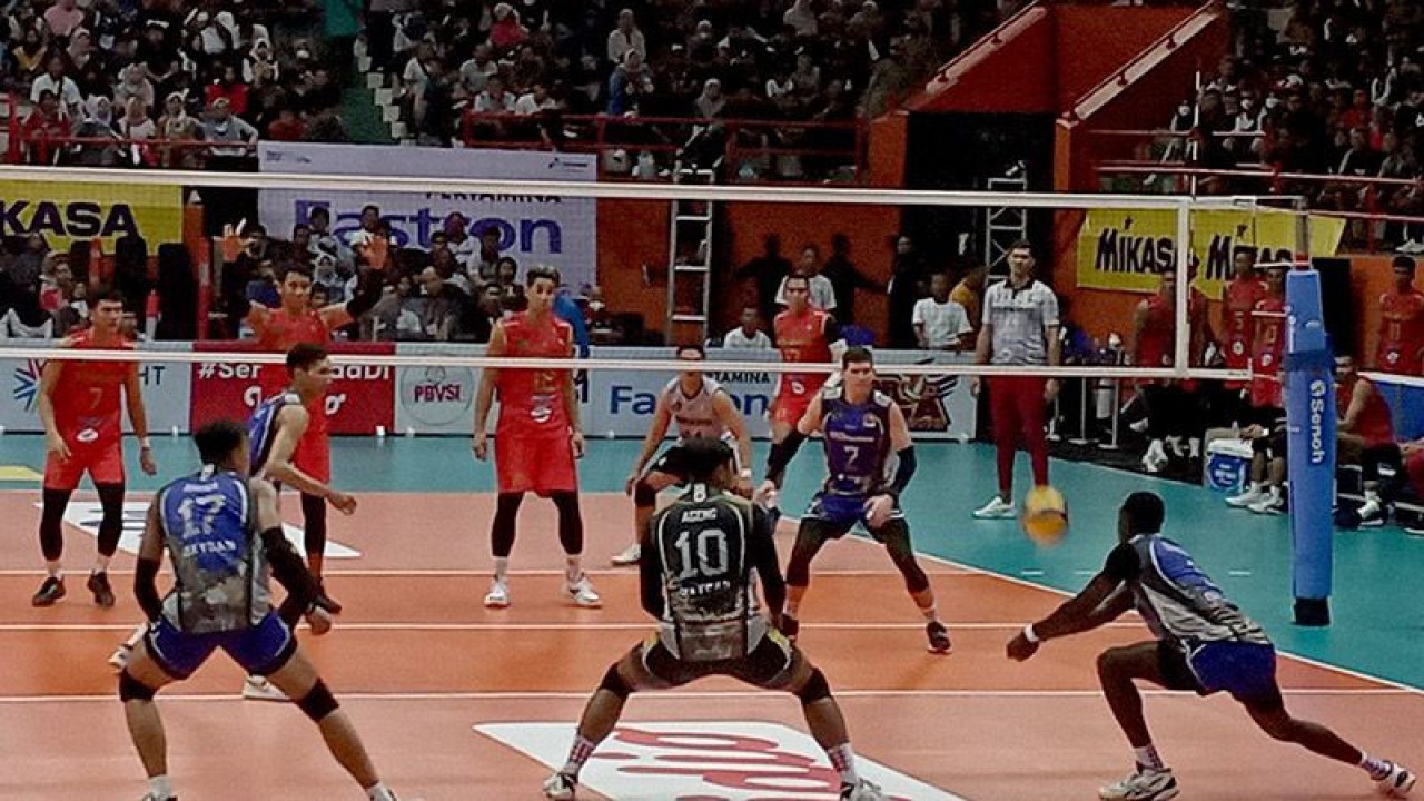 Tim Surabaya BIN Samator menghadapi Jakarta Bhayangkara Presisi dalam laga PLN Mobile Proliga 2023 di GOR Satria, Purwokerto, Kabupaten Banyumas, Sabtu (14/1/2023). ANTARA/Sumarwoto