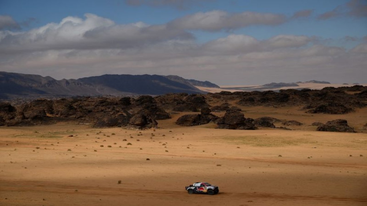 Pebalap tim Toyota Nasser Al-Attiyah dan co-pilot Mathieu Baumel menjalani etape empat Reli Dakar 2023 di Ha'il, Arab Saudi. (4/1/2023) (AFP/FRANCK FIFE)