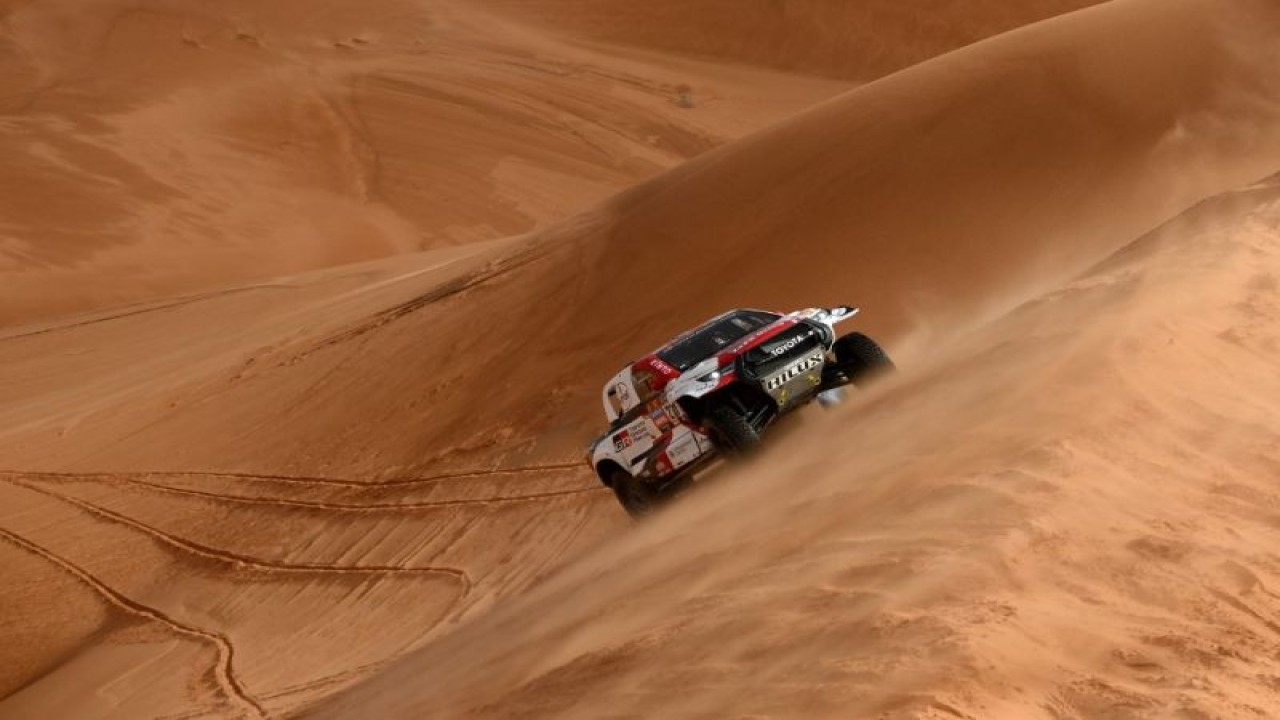 Pebalap tim Toyota Nasser Al-Attiyah asal Qatar menjalani etape 9 Reli Dakar 2023 dari Riyadh ke Haradh, Arab Saudi. (10/1/2023) (AFP/FRANCK FIFE)
