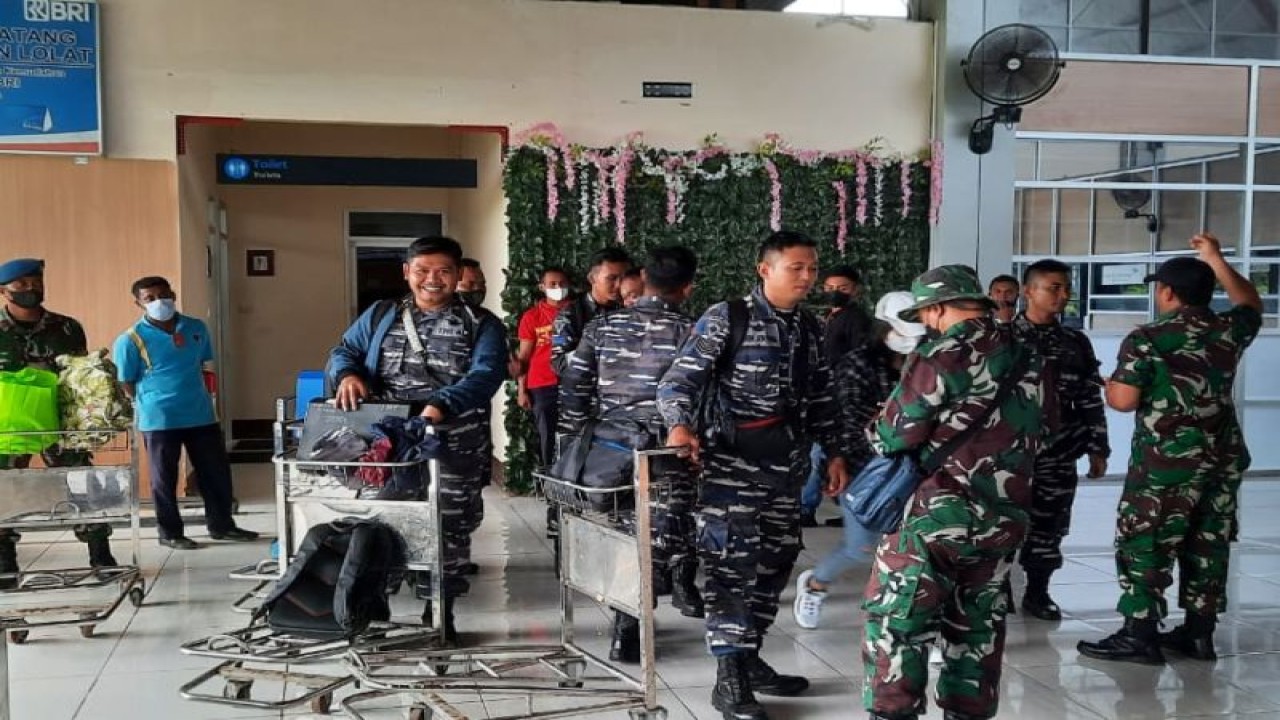 Tim USTS tiba di Bandara Mathilda Batlayeri (ANTARA/Simon Lolonlun)