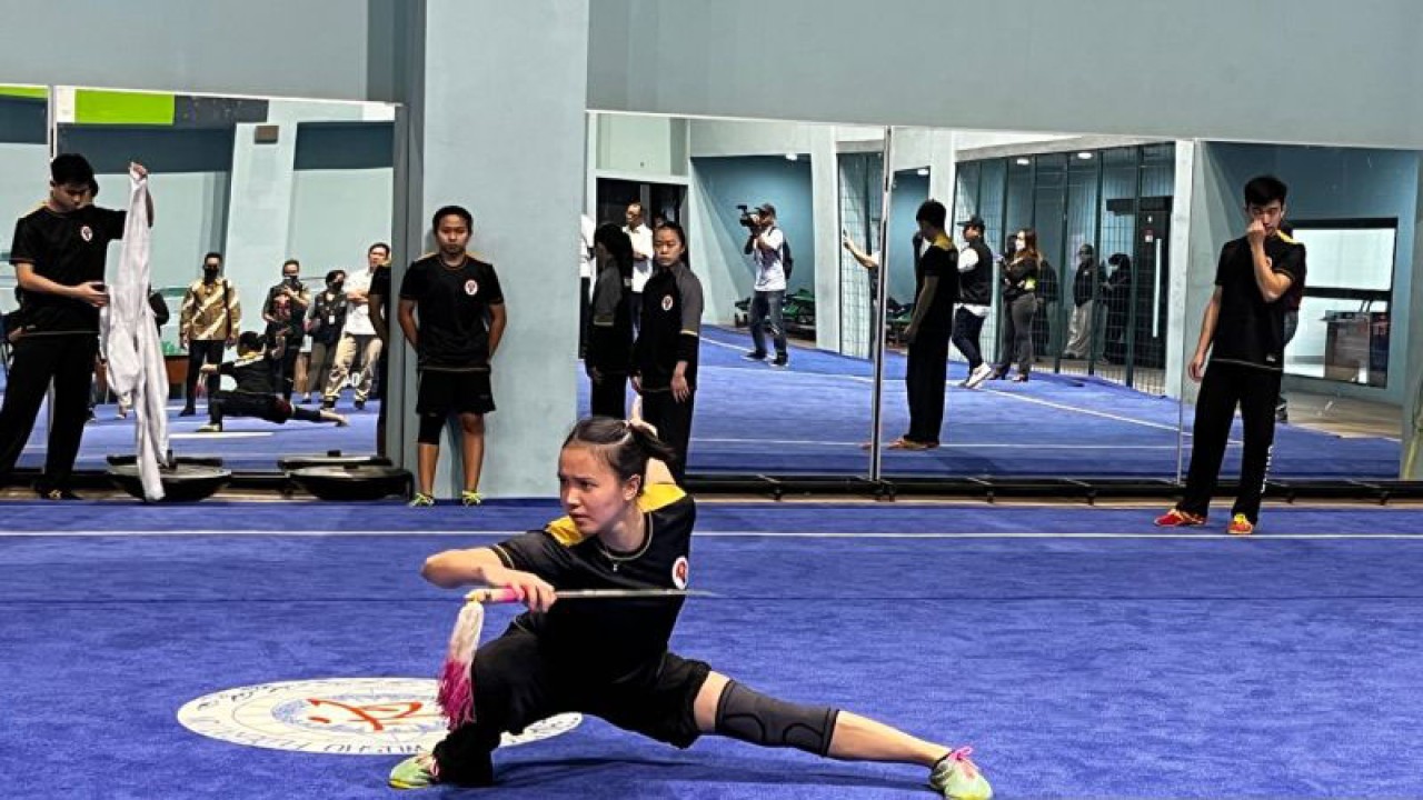 Suasana latihan tim Wushu Indonesia di GBK Arena, Jakarta, Jumat (20/1/2023). (ANTARA/Arnidhya Nur Zhafira)