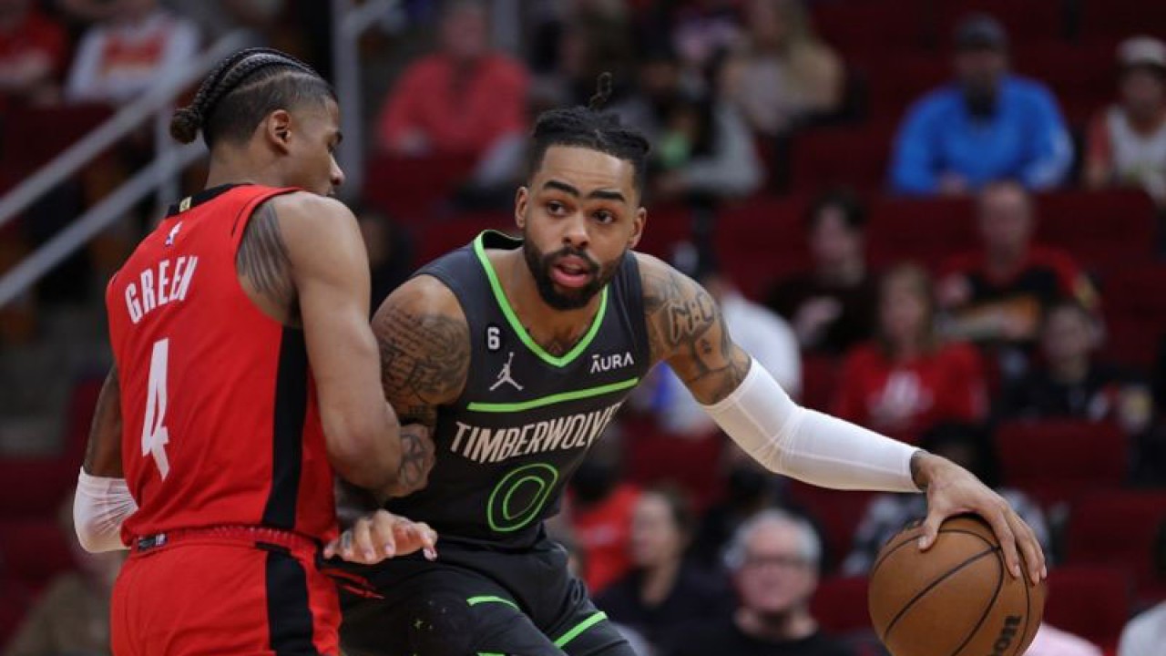 Point guard Minnesota Timberwolves D'Angelo Russell (kanan) berusaha melewati hadangan pemain Houston Rockets Jalen Green dalam gim lanjutan NBA di Toyota Center, Texas, Amerika Serikat, Minggu (8/1/2023) waktu setempat. (ANTARA/AFP/GETTY IMAGES/Carmen Mandato)