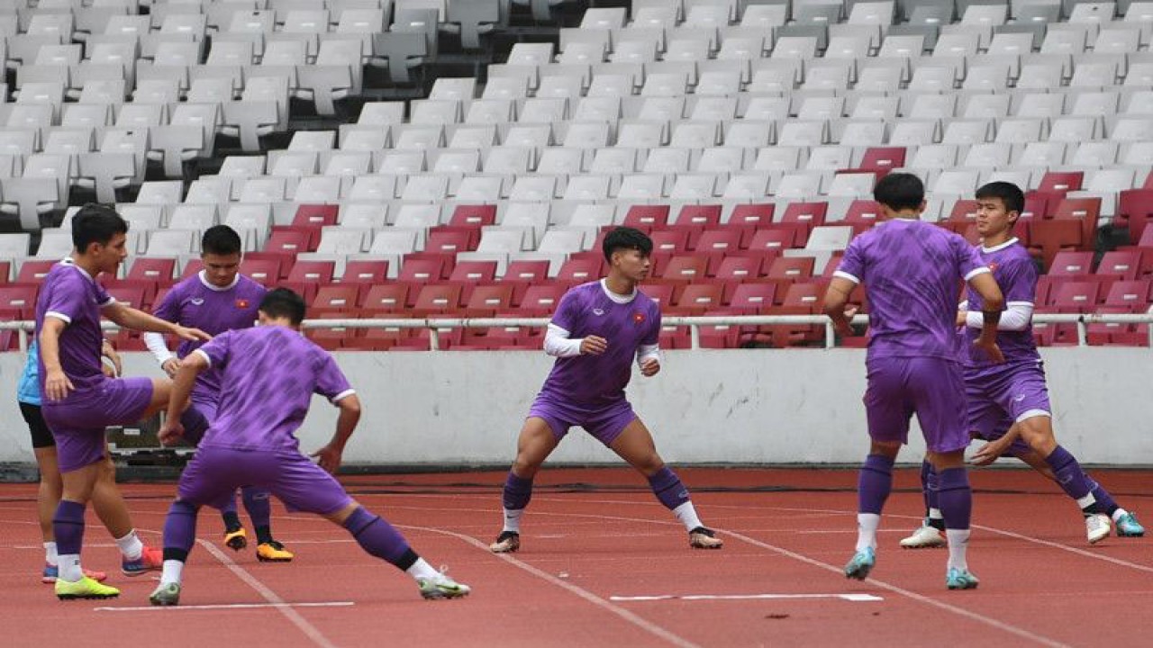 Sejumlah pemain Timnas Vietnam berlatih menjelang laga semifinal Piala AFF 2022 di Stadion Utama Gelora Bung Karno, Jakarta, Kamis (5/1/2023). . ANTARA FOTO/Akbar Nugroho Gumay/rwa.