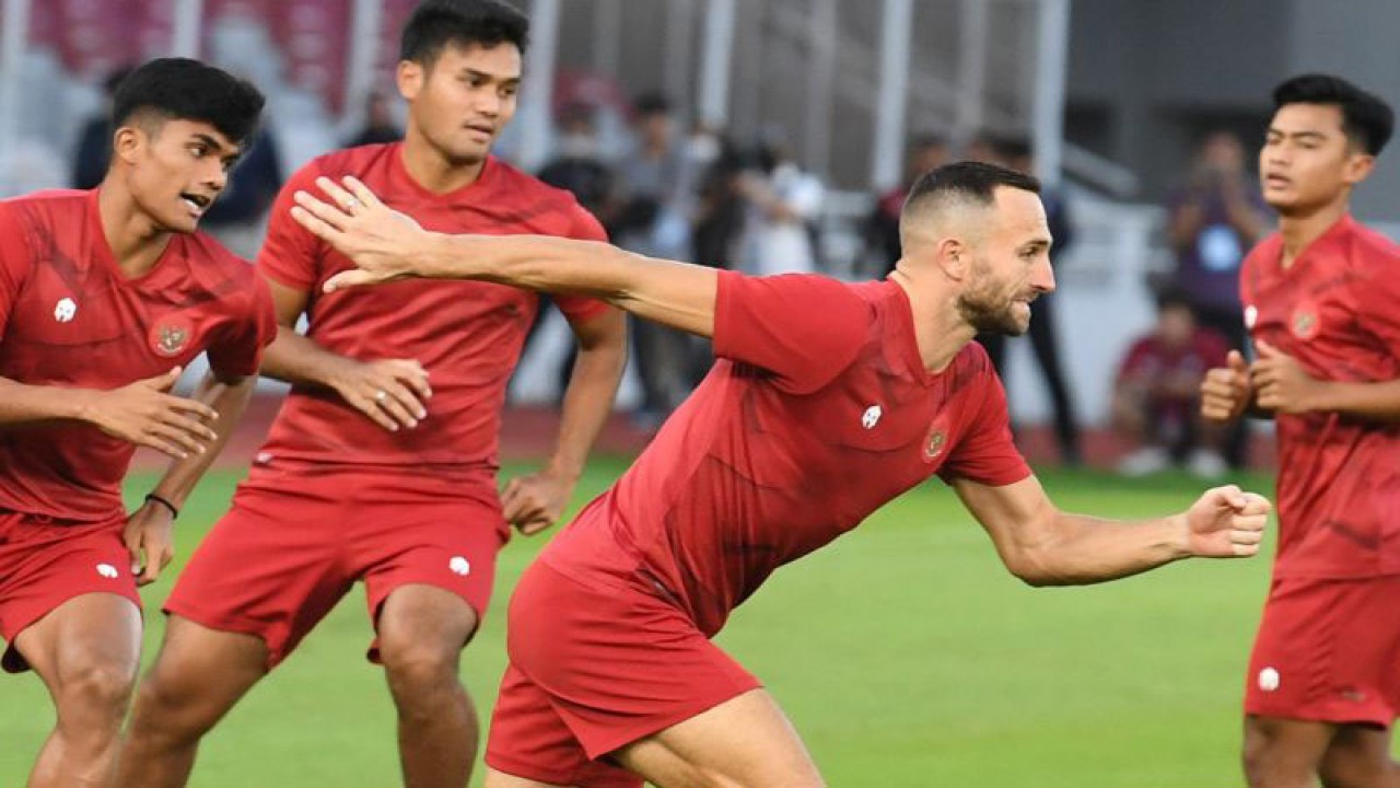 Sejumlah pemain Timnas Indonesia berlatih menjelang laga semifinal Piala AFF 2022 di Stadion Utama Gelora Bung Karno, Jakarta, Kamis (5/1/2023). Partai semifinal Piala AFF akan mempertemukan Timnas Indonesia melawan Timnas Vietnam. ANTARA FOTO/Akbar Nugroho Gumay/foc.