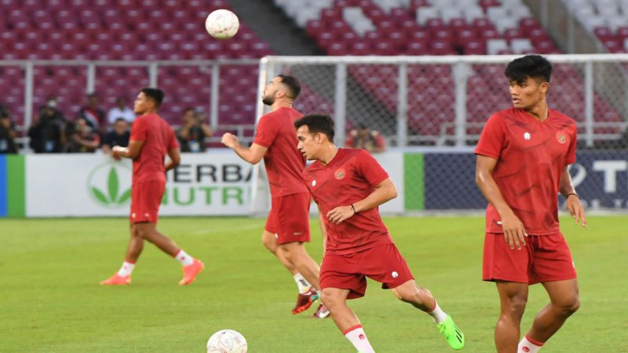 Sejumlah pemain Timnas Indonesia berlatih menjelang laga semifinal Piala AFF 2022 di Stadion Utama Gelora Bung Karno, Jakarta, Kamis (5/1/2023). Partai semifinal Piala AFF akan mempertemukan Timnas Indonesia melawan Timnas Vietnam. ANTARA FOTO/Akbar Nugroho Gumay/foc.