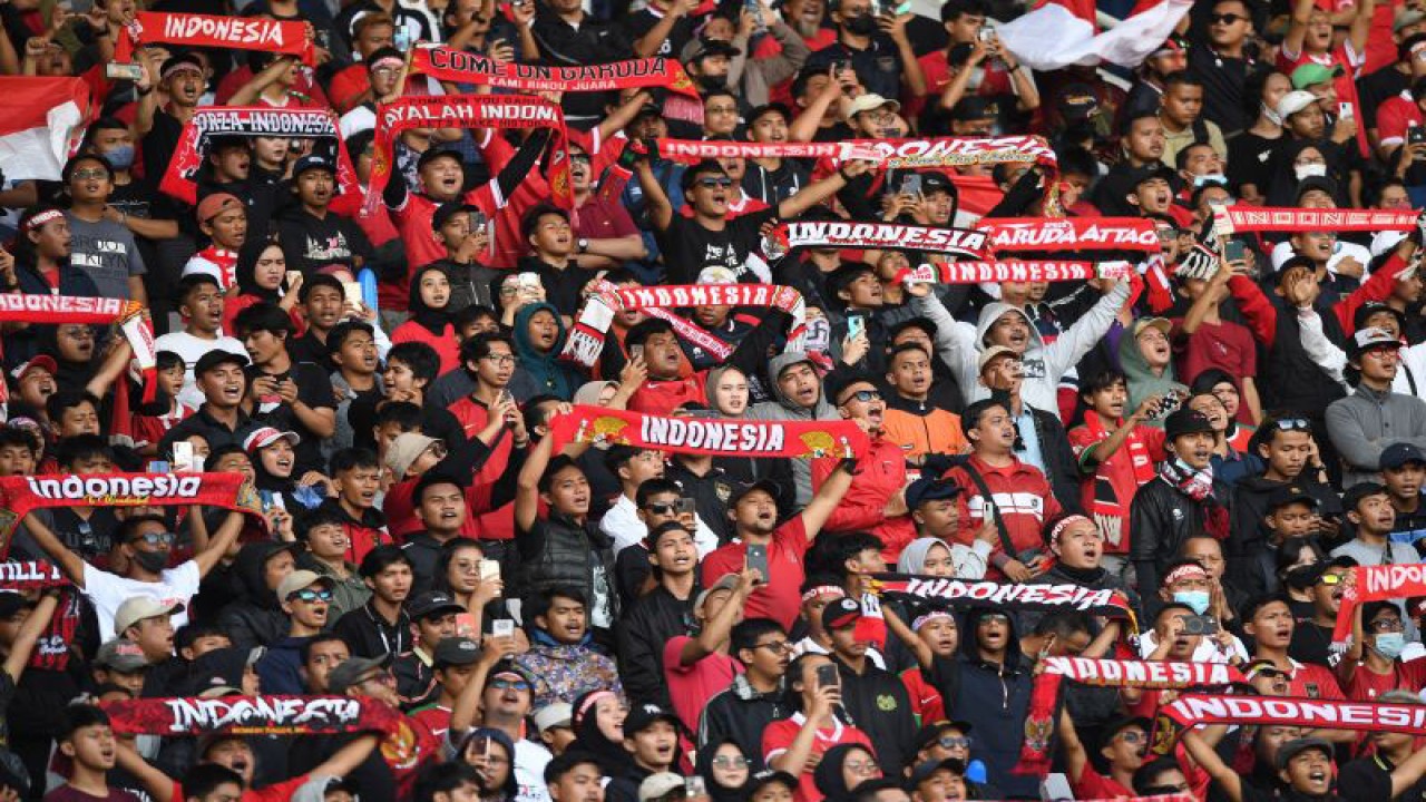 Suporter Timnas Indonesia memberikan dukungannya saat pertandingan leg 1 babak Semi Final Piala AFF 2022 melawan Vietnam di Stadion Utama gelora Bung Karno (SUGBK), Jakarta, Jumat (6/1/2023). ANTARA FOTO/Akbar Nugroho Gumay/aww.