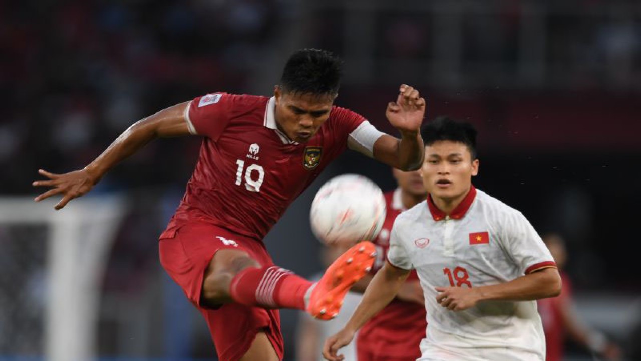 Pesepak bola Timnas Indonesia Fachruddin Wahyudi (kiri) berebut bola dengan pesepak bola Timnas Vietnam Pham Tuan Hai (kanan) dalam pertandingan leg 1 babak semifinal Piala AFF 2022 di Stadion Utama Gelora Bung Karno (SUGBK), Jakarta, Jumat (6/1/2023). b ANTARA FOTO/Akbar Nugroho Gumay/aww. (ANTARA FOTO/AKBAR NUGROHO GUMAY)