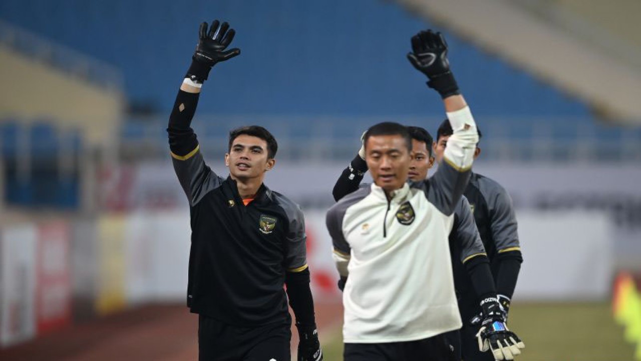 Kiper Tim Nasional Indonesia Nadeo Argawinata (kiri) bersama rekan-rekannya berlatih dalam sesi latihan resmi jelang pertandingan leg 2 babak semi final Piala AFF 2022 di Stadion Nasional My Dinh, Hanoi, Vietnam, Minggu (8/1/2023). Pelatih Shin Tae-yong menegaskan timnya tidak menargetkan seri tetapi menang melawan Timnas Vietnam dalam pertandingan leg 2 pada Senin (9/1/2023) untuk lolos ke babak final. ANTARA FOTO/Aditya Pradana Putra/YU (ANTARA FOTO/ADITYA PRADANA PUTRA)