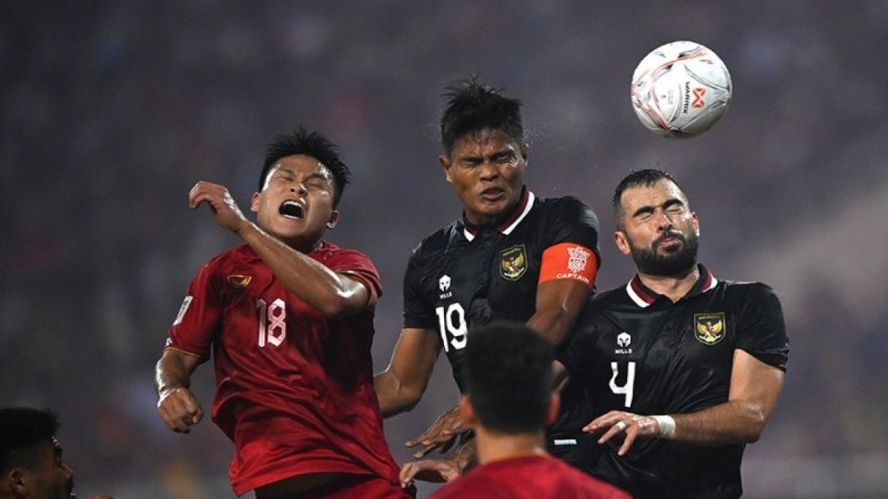 Arsip - Pesepak bola Timnas Indonesia Fachruddin Aryanto (kedua kanan) dan jordi Amat (kanan) berusaha menyundul bola ke arah gawang Timnas Vietnam dalam pertandingan leg 2 babak Semi Final Piala AFF 2022 di Stadion Nasional My Dinh, Hanoi, Vietnam, Senin (9/1/2023). ANTARA FOTO/Aditya Pradana Putra/tom.