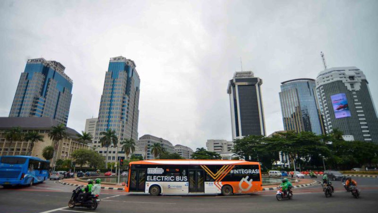 Bus listrik melintas di Jalan MH Thamrin, Jakarta, Selasa (27/12/2022). PT Transportasi Jakarta (TransJakarta) berencana menambah 190 bus listrik pada 2023 untuk mendukung kualitas udara Jakarta lebih ramah lingkungan. ANTARA FOTO/Iggoy el Fitra/wsj.