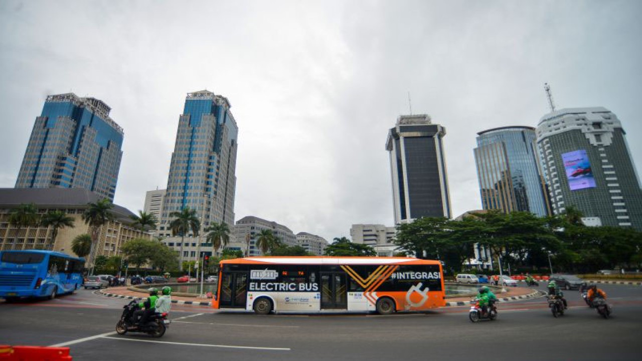Bus listrik melintas di Air Mancur Jl MH. Thamrin, Jakarta, Selasa (27/12/2022). ANTARA FOTO/Iggoy el Fitra/foc.