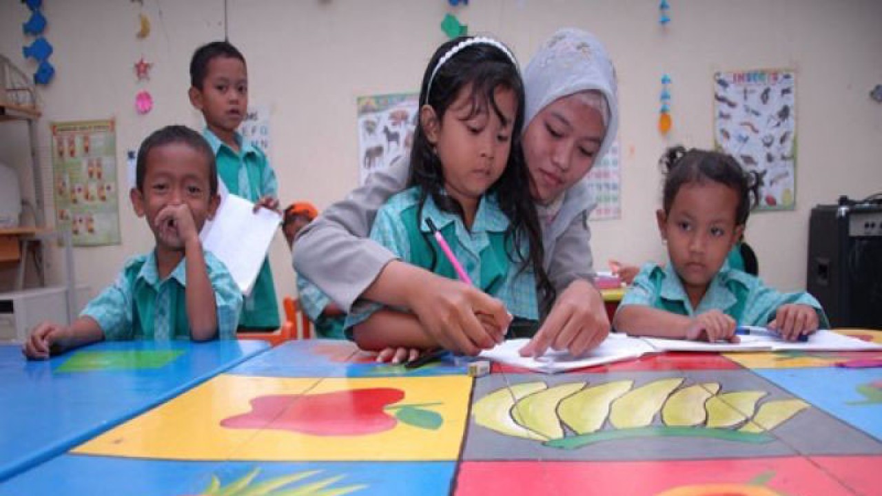 Suasana kegiatan belajar mengajar di TK Inklusi Pelita Bangsa Desa Wuluh, Kesamben, Jombang, Jawa Timur, Senin (23/4). . Saat ini di TK Inklusi itu ada sekitar 15 siswa nol kecil dua diantaranya menderita tuna rungu dan hiperaktif. (FOTO ANTARA/Syaiful Arif)