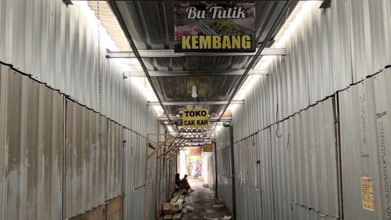 Puluhan kios tutup di Pasar Relokasi Kota Batu, yang berdekatan dengan Tempat Kejadian Perkara (TKP) kebakaran, di Jalan Sultan Agung, Kelurahan Sisir, Kota Batu, Jawa Timur, Kamis (12/1/2023). (ANTARA/Vicki Febrianto)