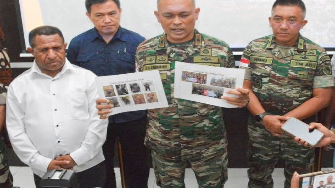 Komandan Korem 172 PWY, Brigadir Jenderal TNI JO Sembiring, saat memperlihatkan anggota KSB pimpinan Ananias Mimin, di Papua, Jumat. ANTARA/HO-Penerangan Korem 172/PWY