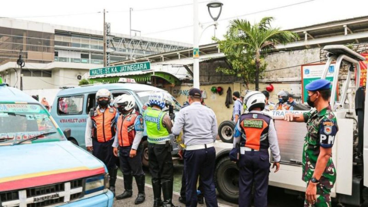 Petugas Sudinhub Jakarta Timur bersama personel TNI/Polri melakukan penertiban angkutan umum yang mangkal di depan Stasiun Jatinegara, Jakarta Timur, Selasa (17/1/2023). ANTARA/HO-Instagram Sudinhub Jakarta Timur