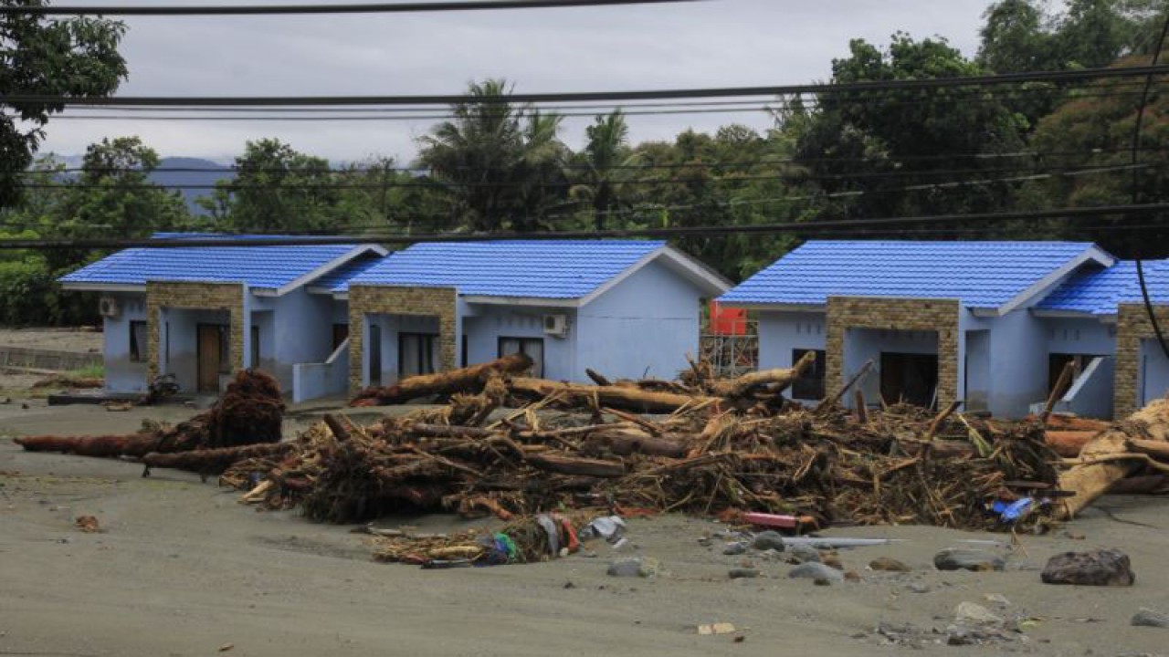 Perumahan Dinas TNI Angkatan Udara di Jalan Raya Sentani-Kemiri yang terdampak banjir bandang Sentani pada 2019 (ANTARA/Gusti Tanati)