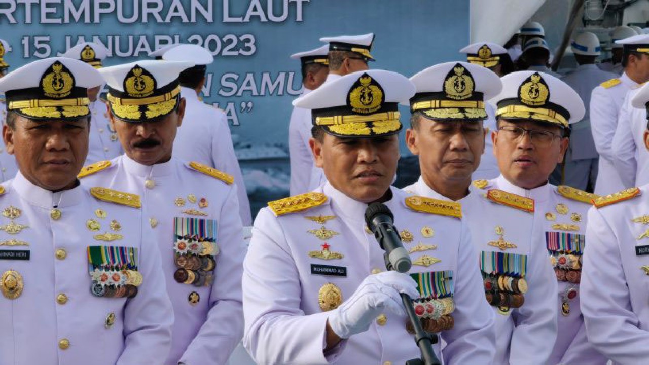 Kasal Laksamana TNI Muhammad Ali (tengah) memberikan keterangan pers setelah upacara tabur bunga peringatan Hari Dharma Samudera 2023 di Geladak Utama KRI Banda Aceh (593) di Markas Komando Lintas Laut Militer, Jakarta, Senin (16/1/2023). (ANTARA/Gilang Galiartha)