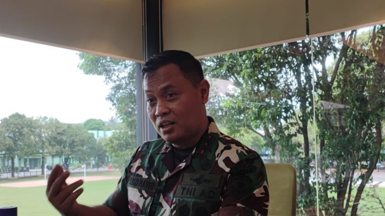 Pangdam Jaya Mayjen TNI Untung Budiharto saat memberikan penjelasan terkait dana hibah kendaraan dinas operasional dari Pemprov DKI Jakarta di Makodam Jaya, Jakarta Timur, Kamis (19/1/2023). ANTARA/Syaiful Hakim