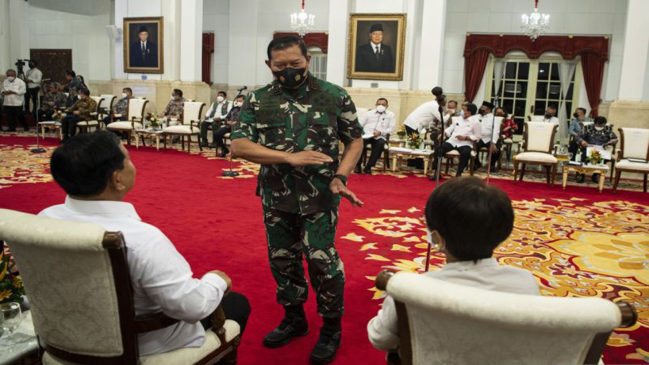 Panglima TNI Laksamana TNI Yudo Margono (tengah) bebincang dengan Menteri Pertahanan Prabowo Subianto (kiri) dan Menteri Luar Negeri Retno Marsudi (kanan) sebelum Sidang Kabinet Paripurna di Istana Negara, Jakarta, Senin (16/1/2023). ANTARA FOTO/Sigid Kurniawan/tom