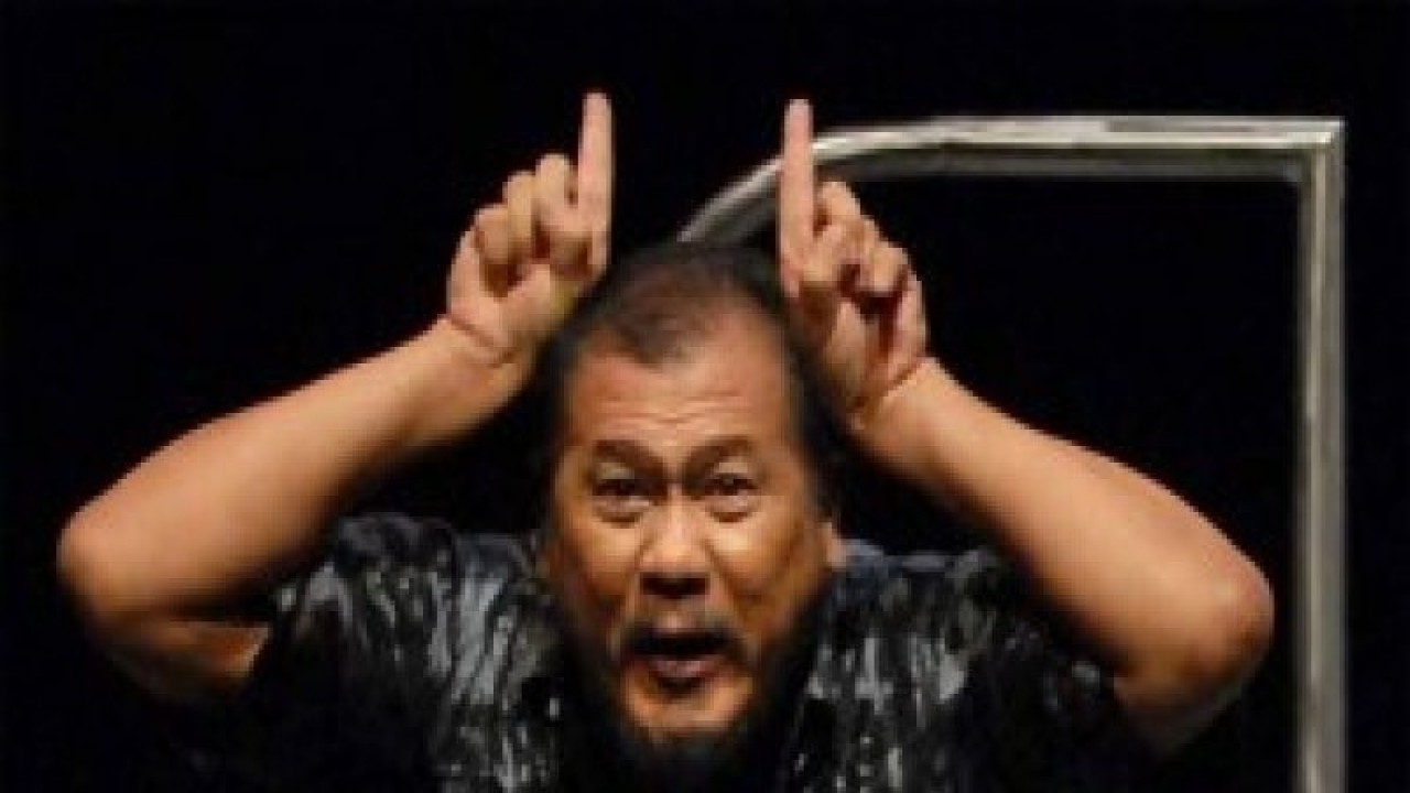 Tokoh Teater dan seni pertunjukan tanah air Nano Riantiarno, memuji suguhan seni pertunjukan kolaboratif Jambi bertajuk `Tawak Bumi` sebagai sebuah eksplorasi seni petunjukan yang sangat berhasil (Foto ANTARA)