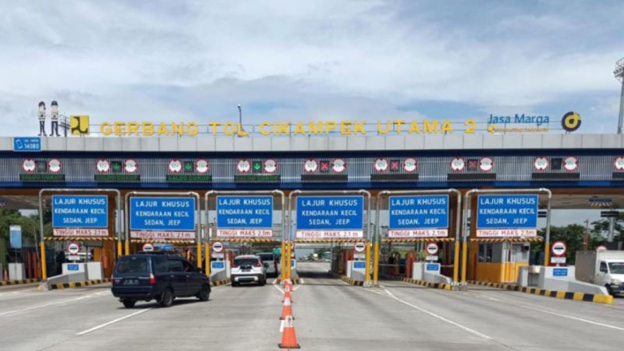 Kendaraan memasuki Gerbang Tol Cikampek Utama dari arah Jakarta bertepatan saat perayaan Imlek 2023. (ANTARA/HO-Jasa Marga).