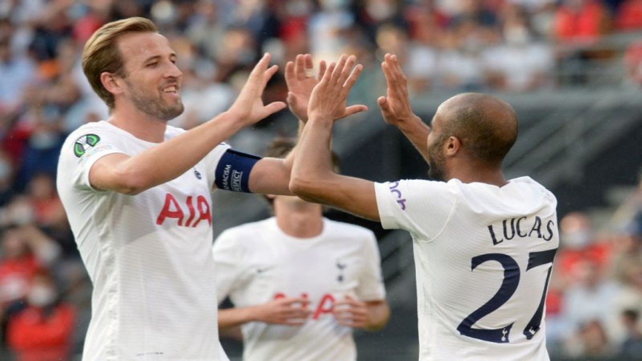 Arsip - Striker Tottenham Harry Kane (kiri) saat pertandingan Grup G Liga Europa antara Rennes dan Tottenham di Stadion Roazhon Park di Rennes, Prancis, 16 September 2021 Kane mencetak gol semata wayang dalam laga Spurs melawan Brighton yang dimenangkan Spurs 1-0 pada 8 Oktober 2022. ANTARA/AFP/JEAN-FRANCOIS MONIER.