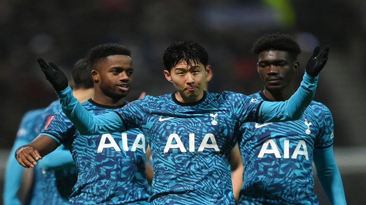 Son Heung-Min (tengah) menjadi player of the match setelah mencetak dua gol saat Tottenham Hotspur menang 3-0 atas Preston dalam pertandingan babak keempat Piala FA di Deepdale Stadium, Sabtu (29/1/2023) (@SpursOfficial)