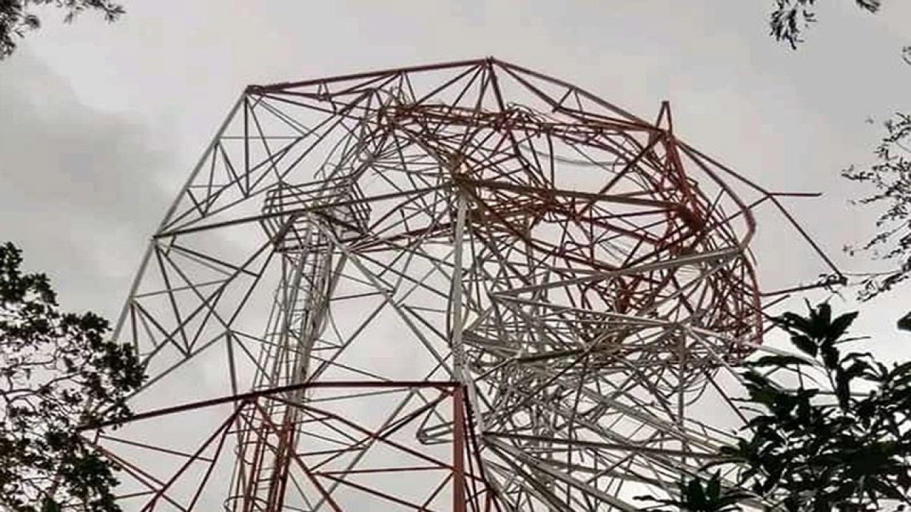 Tower Telkomsel yang patah di Desa Roho, Kabupaten Lembata, dampak dari angin kencang. ANTARA/Ho-Kades Desa Roho