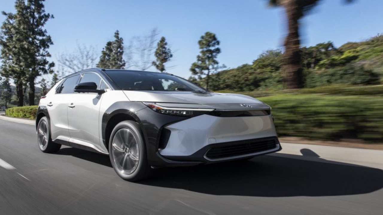 Toyota bZ4X dalam warna Elemental Silver Metallic (ANTARA/HO-Hankook Tire)