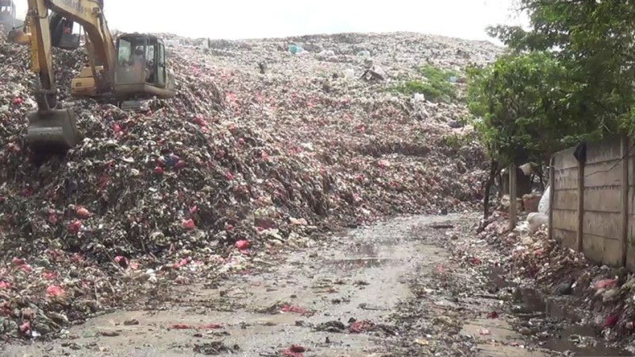 Petugas mengoperasikan alat berat untuk mengeruk sampah yang longsor di TPA Burangkeng, Kecamatan Setu, Kabupaten Bekasi, Jawa Barat, Rabu (18/1/2023). (FOTO ANTARA/Pradita Kurniawan Syah).